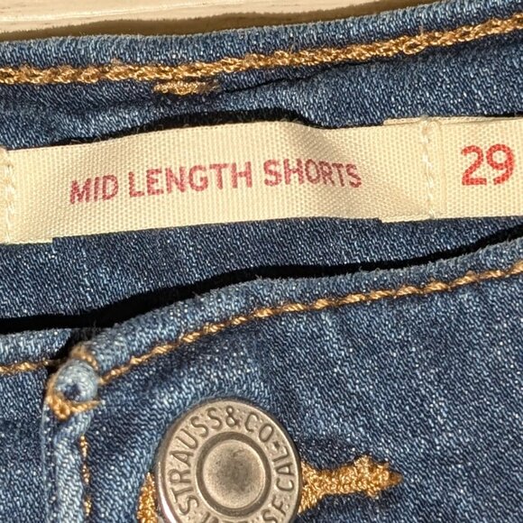 LEVIS WOMEN MID LENGTH DISTRESSED DENIM CUFFED SHORTS JRS 29 - Picture 3 of 3